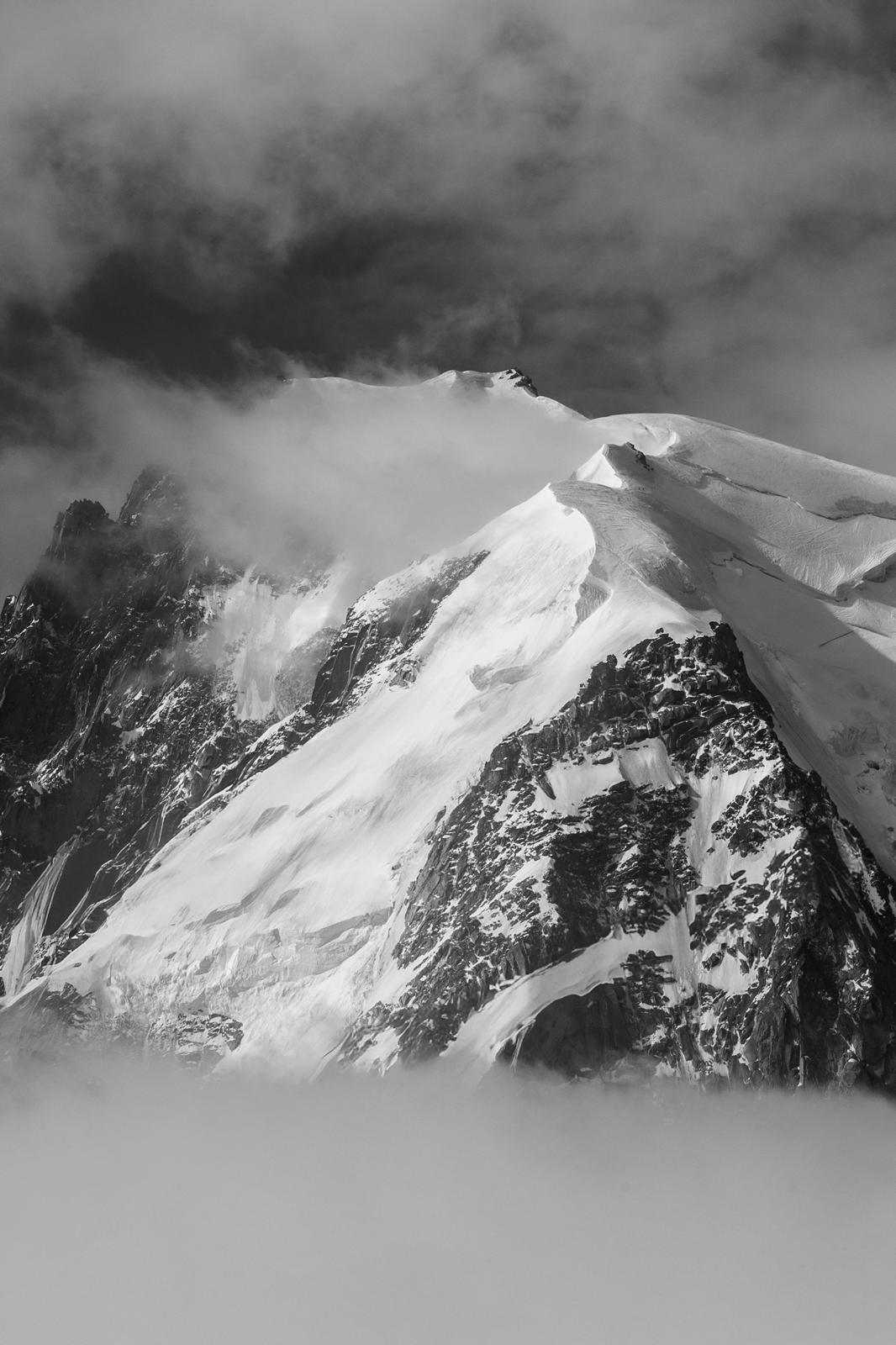 Montagnes enneigées rencontrant les nuages