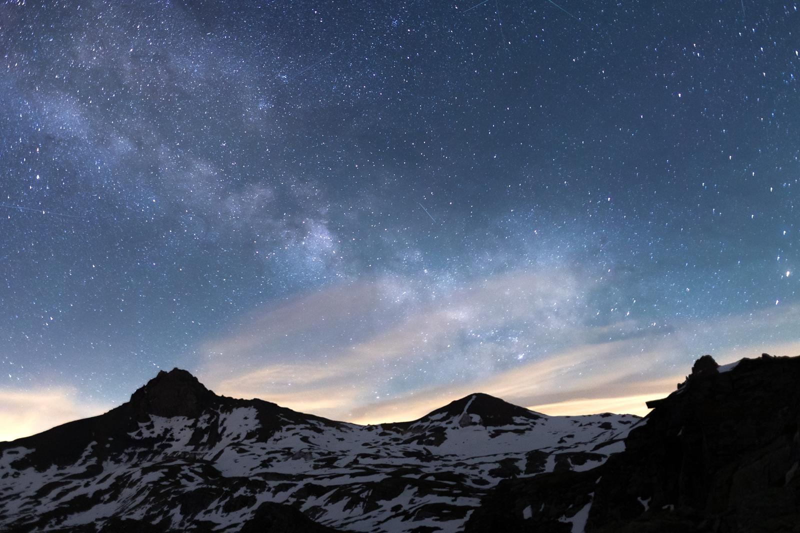 Ciel étoilé au-dessus des montagnes